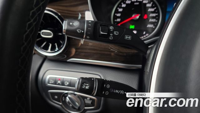 Mercedes-Benz V-Class 2021 — photo 26