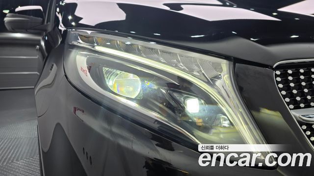 Mercedes-Benz V-Class 2021 — photo 8