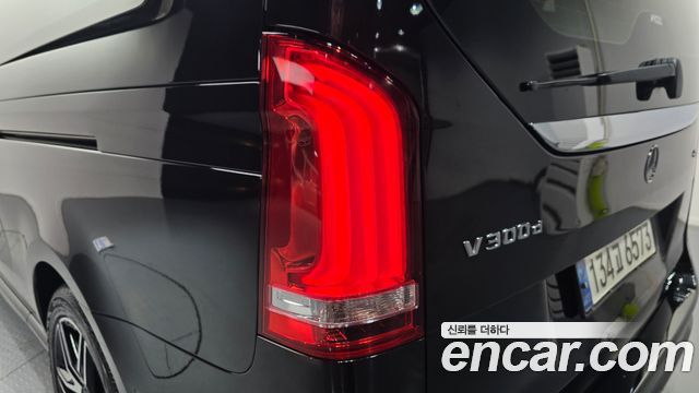 Mercedes-Benz V-Class 2021 — photo 9