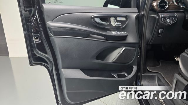 Mercedes-Benz V-Class 2021 — photo 14