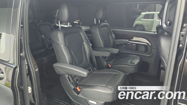 Mercedes-Benz V-Class 2021 — photo 16