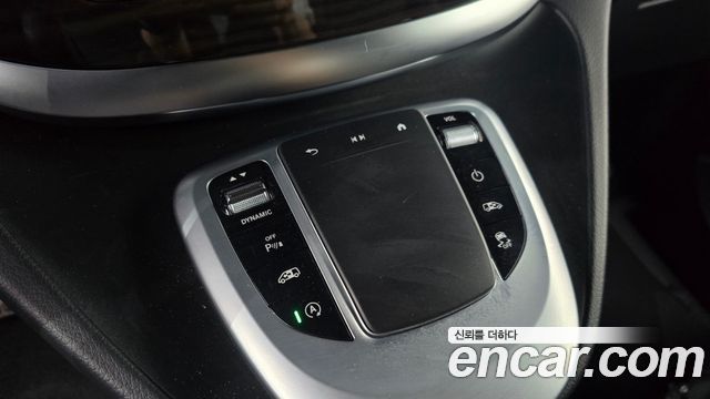 Mercedes-Benz V-Class 2021 — photo 27
