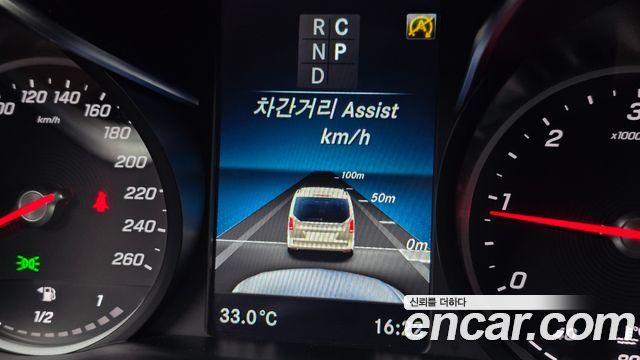 Mercedes-Benz V-Class 2021 — photo 28
