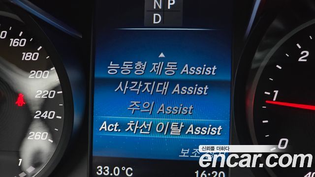 Mercedes-Benz V-Class 2021 — photo 29