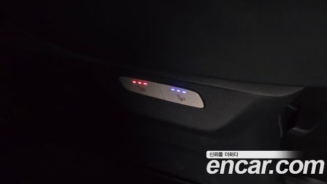 Mercedes-Benz V-Class 2021 — photo 31