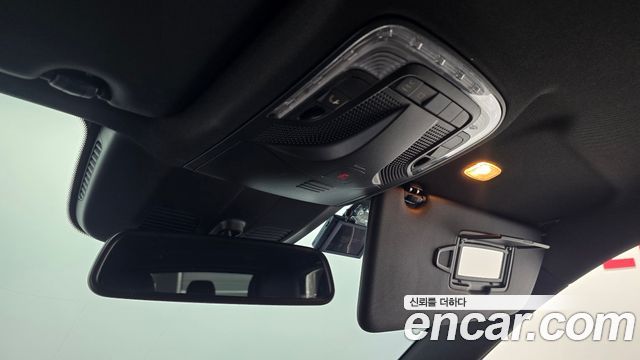 Mercedes-Benz V-Class 2021 — photo 32