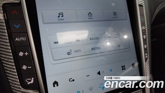 Infiniti Q60 2018 — photo 24