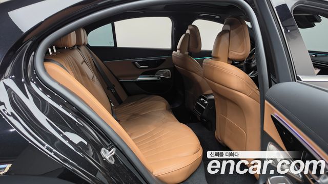Mercedes-Benz E-Class 2025 — photo 17
