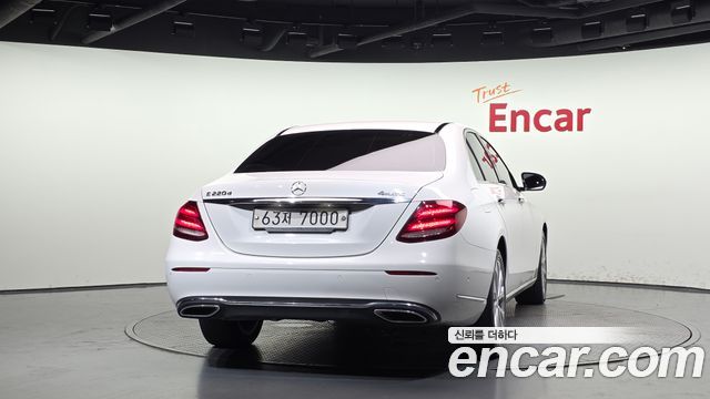 Mercedes-Benz E-Class 2017 — photo 4