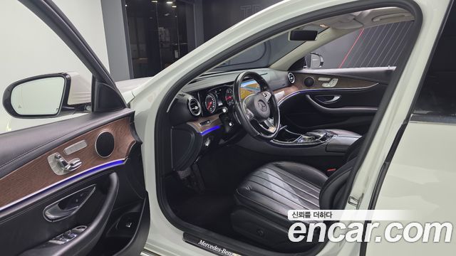 Mercedes-Benz E-Class 2017 — photo 9