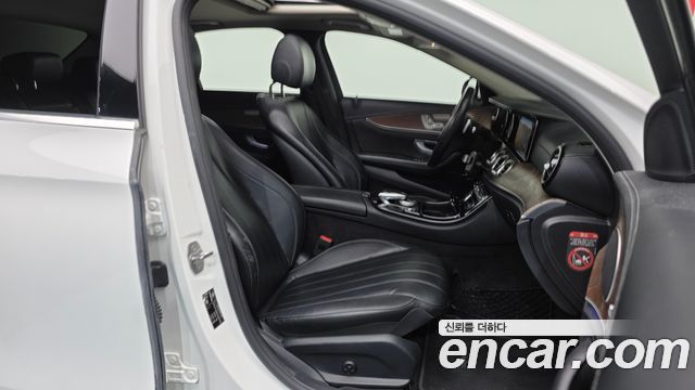 Mercedes-Benz E-Class 2017 — photo 10