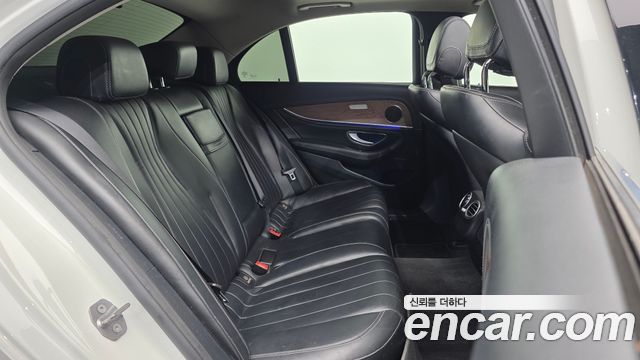 Mercedes-Benz E-Class 2017 — photo 11
