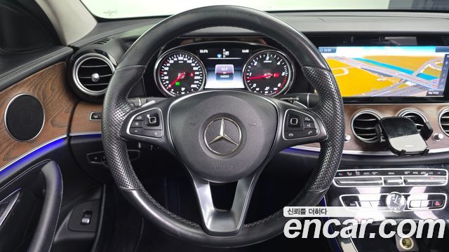 Mercedes-Benz E-Class 2017 — photo 12
