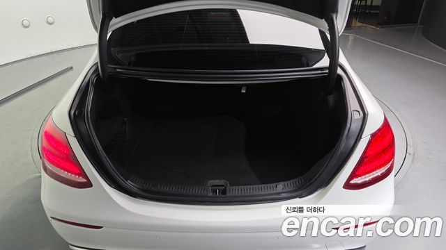 Mercedes-Benz E-Class 2017 — photo 19