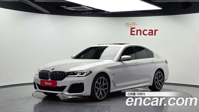BMW 5-Series 2022 — photo 1