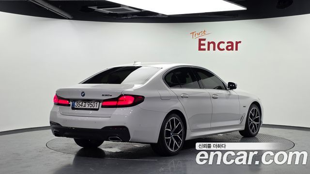 BMW 5-Series 2022 — photo 2