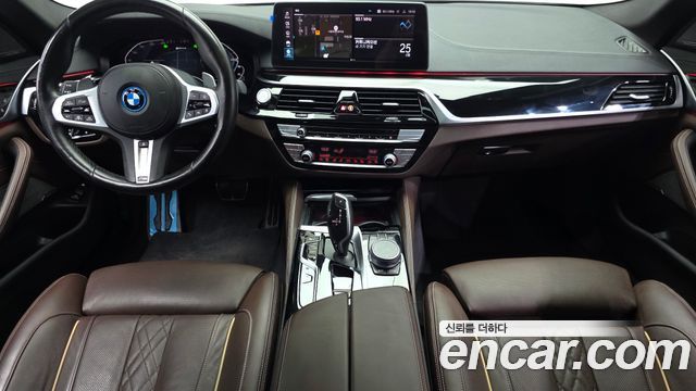 BMW 5-Series 2022 — photo 10