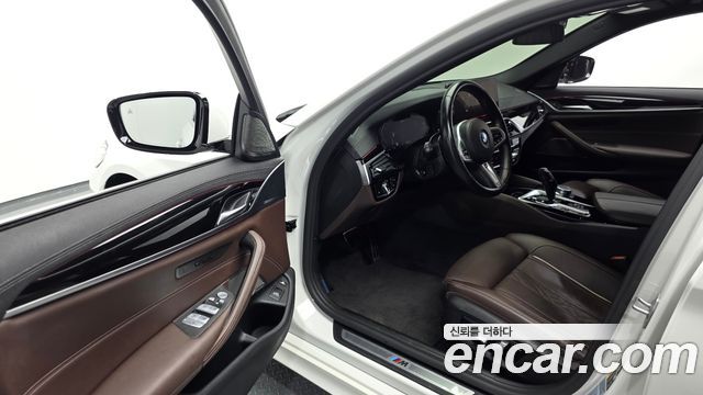 BMW 5-Series 2022 — photo 13