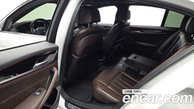 BMW 5-Series 2022 — photo 18