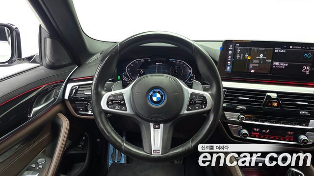 BMW 5-Series 2022 — photo 19