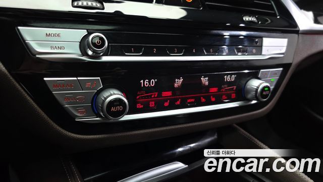 BMW 5-Series 2022 — photo 22