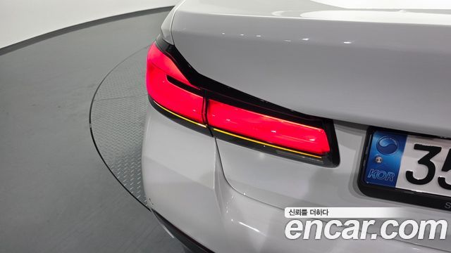 BMW 5-Series 2022 — photo 9