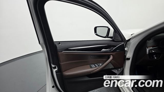 BMW 5-Series 2022 — photo 14