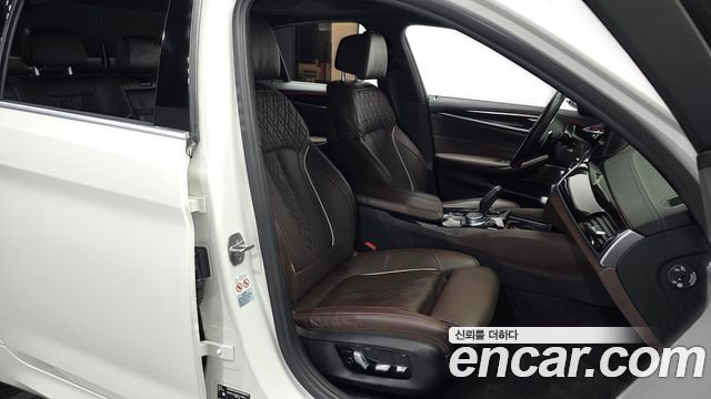 BMW 5-Series 2022 — photo 16