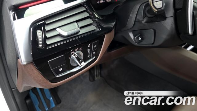 BMW 5-Series 2022 — photo 28