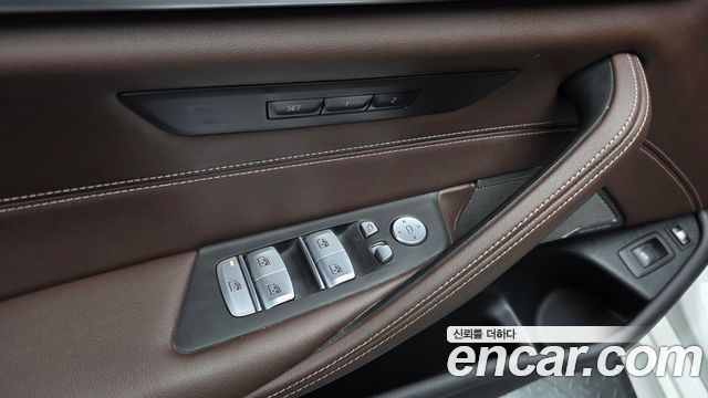 BMW 5-Series 2022 — photo 30