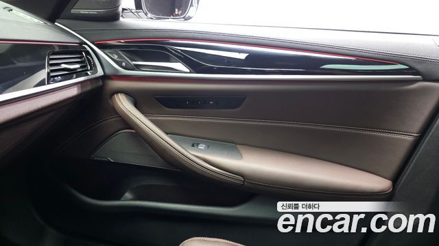 BMW 5-Series 2022 — photo 33