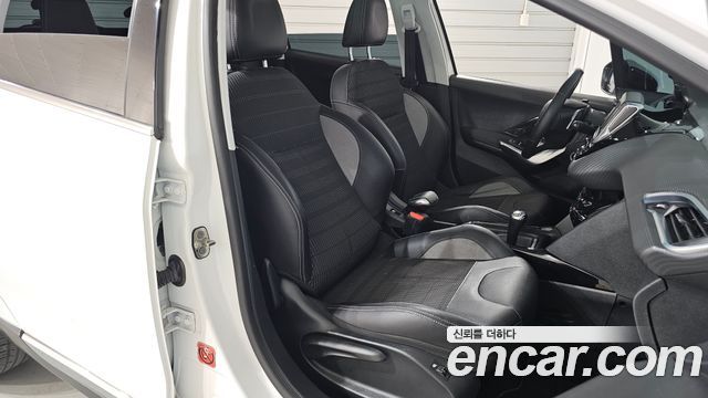 Peugeot 2008 2016 — photo 11
