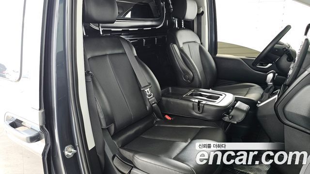 Hyundai Staria 2023 — photo 11
