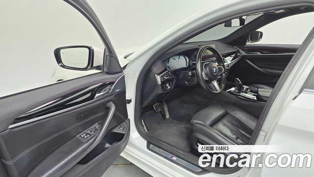 BMW 5-Series 2018 — photo 10