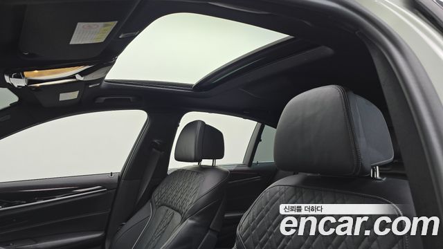 BMW 5-Series 2018 — photo 16