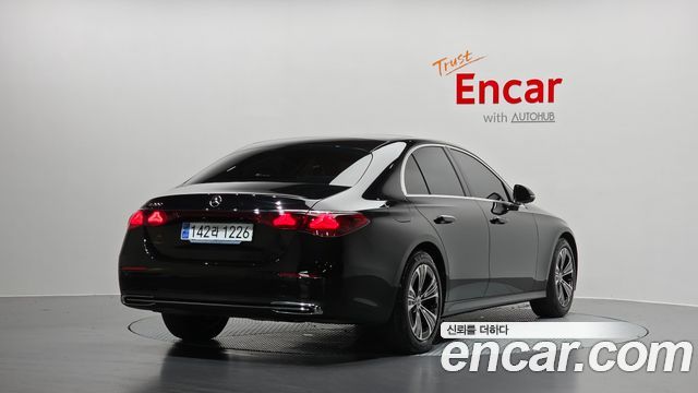 Mercedes-Benz E-Class 2025 — photo 2