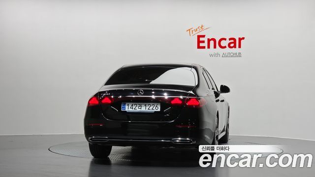 Mercedes-Benz E-Class 2025 — photo 4