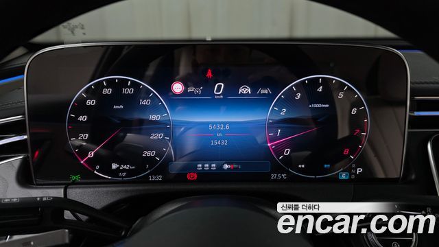 Mercedes-Benz E-Class 2025 — photo 11