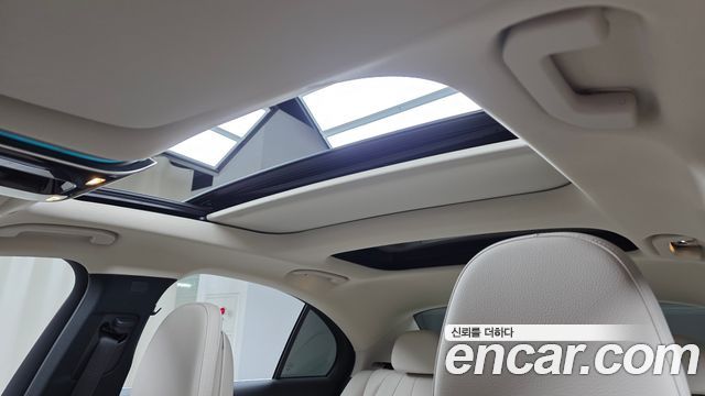 Mercedes-Benz E-Class 2025 — photo 23