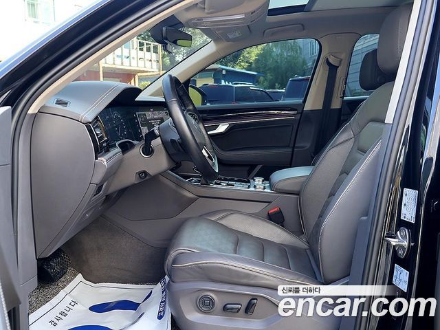 Volkswagen Touareg 2021 — photo 11