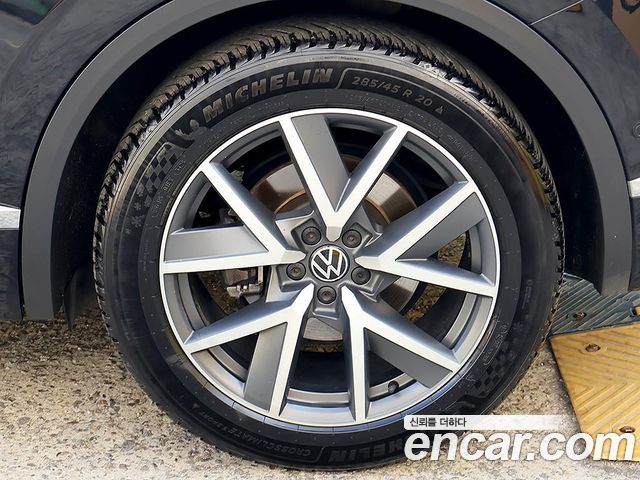 Volkswagen Touareg 2021 — photo 18