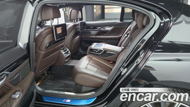 BMW 7-Series 2021 — photo 17