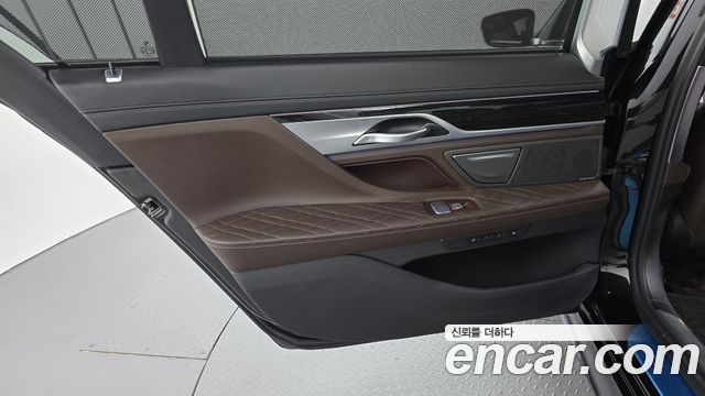 BMW 7-Series 2021 — photo 15