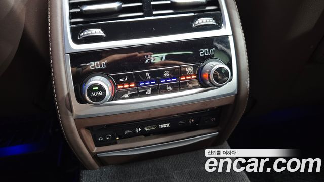 BMW 7-Series 2021 — photo 30