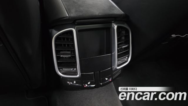 Porsche Cayenne 2017 — photo 24