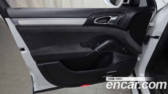 Porsche Cayenne 2017 — photo 14