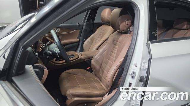 Mercedes-Benz E-Class 2021 — photo 13