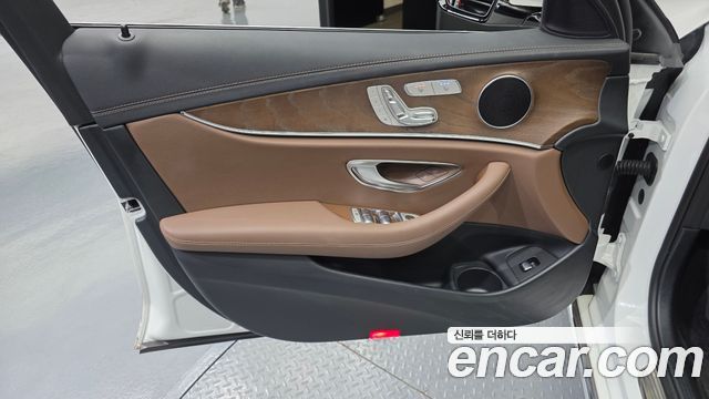Mercedes-Benz E-Class 2021 — photo 14