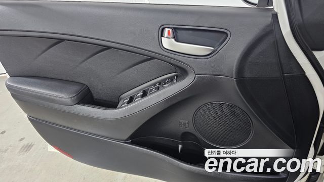 Kia K3 2015 — photo 14