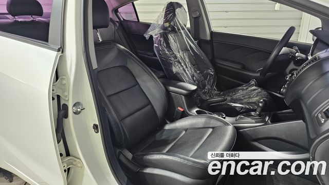 Kia K3 2015 — photo 16